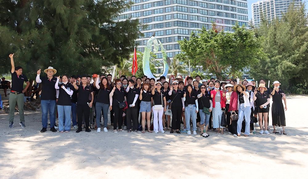 여름 해변에서 즐기는 팀 빌딩 활동