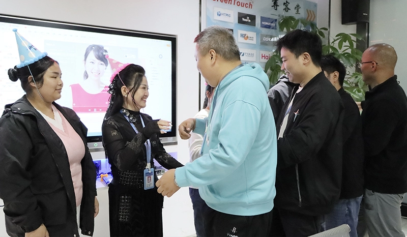 따뜻함은 함께 걷고 함께 생일을 축하합니다