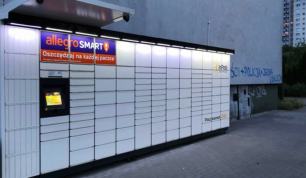 택배 보관함에 터치스크린이 등장하고 있습니다.