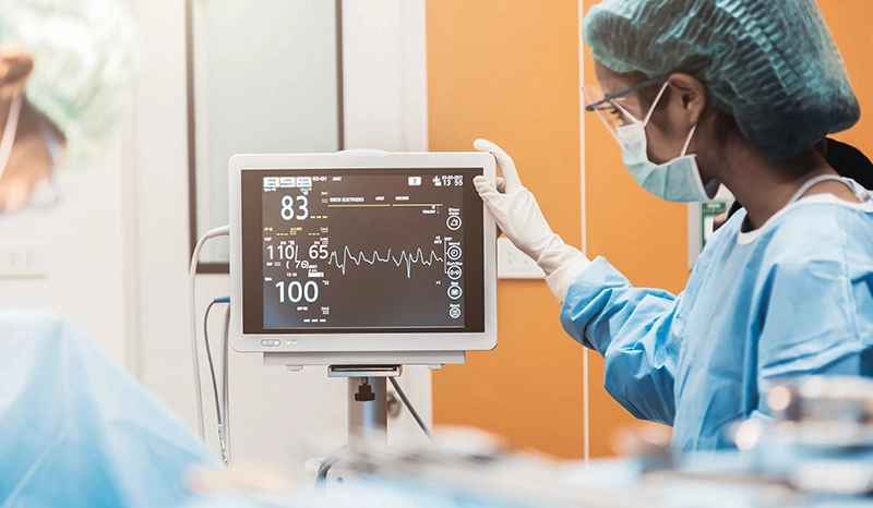 터치스크린의 의료 분야 활용 사례는 무엇인가요?